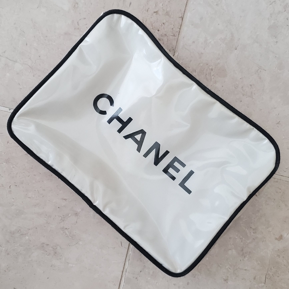 AUTHENTIC VINTAGE CHANEL MAKEUP / COSMETIC PURSE / BAG